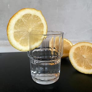 Água com limão em jejum, os benefícios