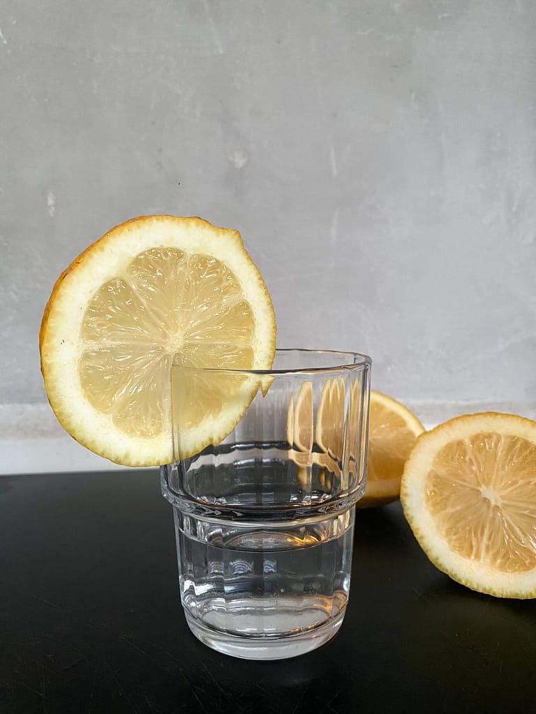 agua com limão em jejum beneficios
